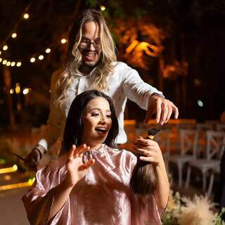 Gabrielly fica supresa após ver mecha de cabelo que foi cortada durante festa de casamento, na Capital (Foto: Arquivo pessoal)