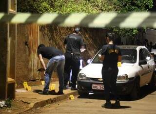 Movimentação de peritos no local onde Thiago Souza da Silva foi executado (Foto: Enryck Sena)