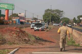 Veículos parados no canteiro da obra inacabada, na Avenida Gunter Hans (Foto: Marcos Maluf)