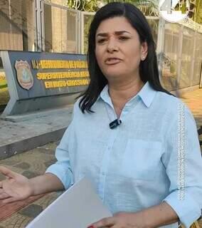 Candidata do União Brasil em frente à sede da Polícia Federal em Campo Grande (Imagem: Reprodução)