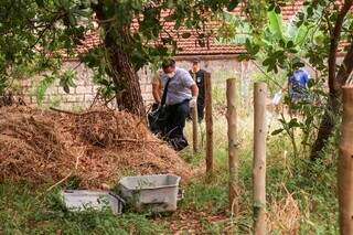 Equipe de peritos faz a retirada do corpo, encontrado em terreno na Rua da Pátria. (Foto: Henrique Kawaminami)