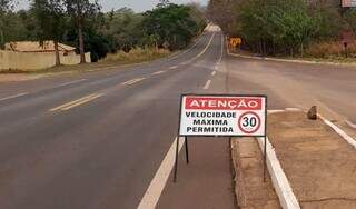 Placa alerta que limite de velocidade na ponte é de 30 quilômetros por hora. (Foto: Agesul)