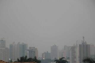 Topo de prédios praticamente some em meio à fumaça (Foto: Henrique Kawaminami)