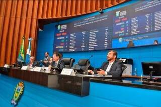 Deputados na mesa diretora da Assembleia Legislativa (Foto: Divulgação/Alems)