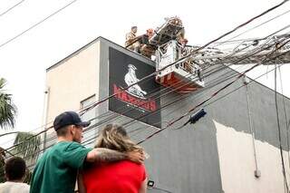 Esposa de pintor aguardando homem ser resgatado pelo Corpo de Bombeiros (Foto: Henrique Kawaminami)