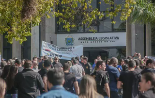 Policiais civis durante manefestação em frente à Assembleia (Foto: Marcos Maluf)