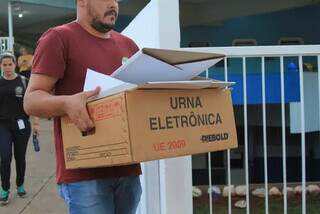 Caixa carregando urna eletrônica, utilizada nas eleições passadas (Foto: Arquivo/Campo Grande News)