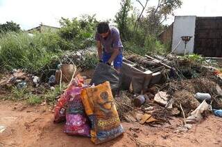 Mutirão de limpeza no Jardim Noroeste (Foto: Arquivo/Campo Grande News)