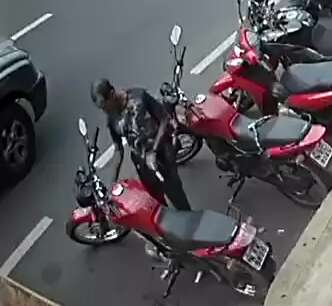 Câmera de segurança flagra furto de moto em estacionamento de shopping