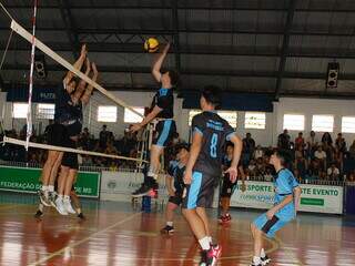 Meninos do sub-17 em quadra por torneio estadual (Foto: FVMS)