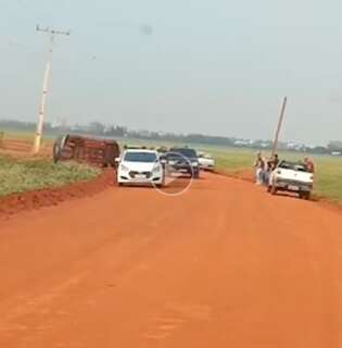 Carros capotam em sequência na mesma curva de estrada em Maracaju