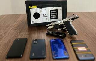 Cofre, arma e celulares foram encontrados com os suspeitos (Foto: Divulgação/Polícia Civil)