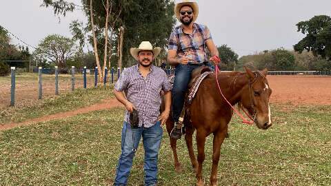 Na primeira vez laçando, sorte foi não cair do cavalo