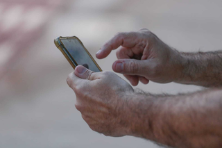 Homem utiliza internet no aparelho celular. (Foto: Marcos Maluf/Arquivo)