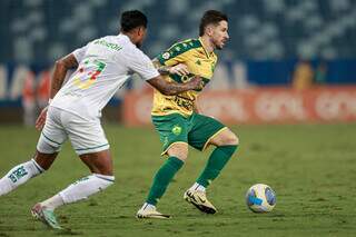 Jogadores disputam a posse da bola no gramado da Arena Pantanal. (Foto: Gil Gomes/Cuiabá)