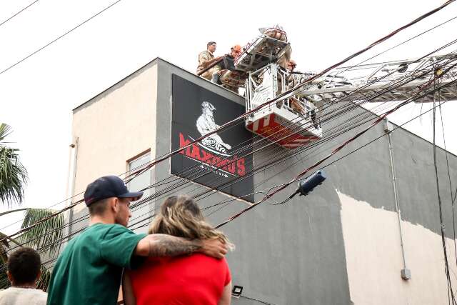 Pintor leva choque e fica preso em telhado no Jardim Centen&aacute;rio