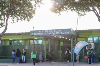 Alunos em frente à Escola Estadual Eliza Bocayuva Corrê da Costa (Foto: arquivo / Henrique Kawaminami)