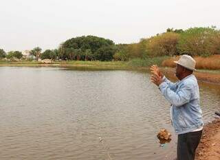 Pescador Francisco jogando linha na água pescar na Lagoa Itatiaia (Foto: Osmar Veiga)