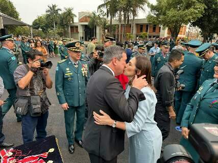 Primeira-dama ganha medalha e beijão do marido