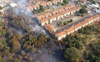 Incêndio no Vila Albuquerque nesta quarta-feira, em Campo Grande (Foto: Osmar Veiga)