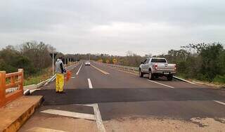 A ponte, em Águas de Miranda, distrito de Bonito, teve reforço na sinalização. (Foto: Agesul)