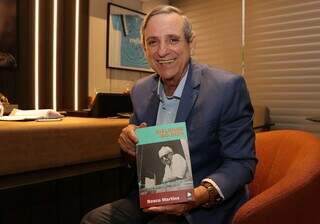 Bosco Martins durante visita ao Campo Grande News com sua nova obra &#39;Diálogos do Ócio&#39;. (Foto: Osmar Veiga) 