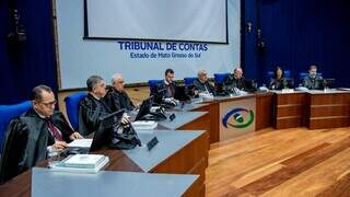 Plenário do TCE durante sessão com titulares e substitutos presentes (Foto: Divulgação)