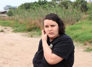 A autônoma Barbara Cristina, de 23 anos, em entrevista às margens da Lagoa (Foto: Osmar Veiga) 