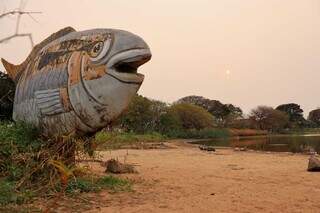 Monumento de peixe na Lagoa Itatiaia ao lado da &#34;prainha&#34; que se formou (Foto: Osmar Veiga)