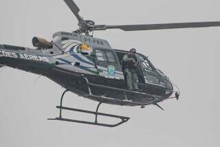 O desfile das forças militares terminou com a passagem de um helicóptero (Foto: Marcos Maluf)