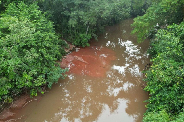 Empresa leva multa por obra de asfalto com dano ambiental a rio de Bonito