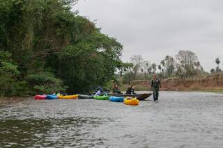 Embarcação encalhada no meio do Rio Miranda; ao fundo é possivel ver a diferança de área preservada comparada com área desmatada na margem do rio (Foto: Paulo Francis)