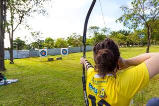 Atleta de Ribas do Rio Pardo praticando tiro ao arco (Foto: Divulgação/Fundesporte)