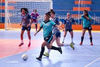 Estudantes-atletas disputando partida de futsal feminino (Foto: Divulgação/Fundesporte)