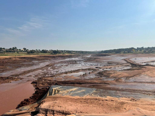 Lama encobre área verde ao lado de condomínio de luxo no Nasa Park. (Foto: Arquivo/Campo Grande News)