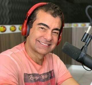 Marçal Filho no estúdio de sua rádio; ex-deputado é candidato a prefeito pela 1ª vez (Foto: Divulgação)