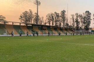 Jogadores do Naviraí treinam no estádio Virotão (Foto: Divulgação)