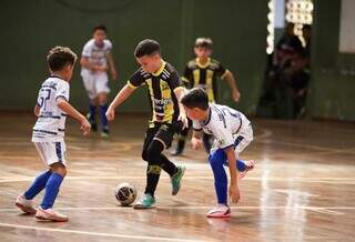 Jogadores da categoria sub-6 disputam a posse da bola. (Foto: Reprodução/Copa Pelezinho)