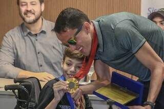 Yeltsin recebe placa e mostra medalha de ouro (Foto: Marcos Maluf)