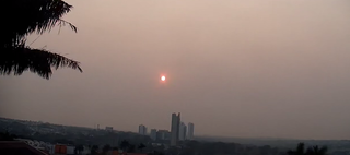 Sol aparece vermelho, indicando má qualidade do ar (Foto: Reprodução)