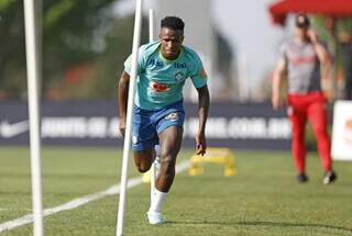 Vini Jr em treino físico durante preparação para jogo de hoje (Foto: Rafael Ribeiro/CBF)