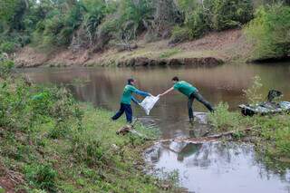 Crianças do Instituto Guarda Mirim Ambiental retirando lixo do Rio Miranda (Foto: Paulo Francis)