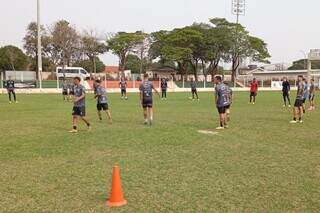 Jogadores do Operário Caarapoense treinando no Estádio Carecão (Foto: Divulgação)