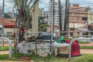 &#34;Casa&#34; de morador de rua na Orla Morena, em Campo Grande (Foto: Marcos Maluf)