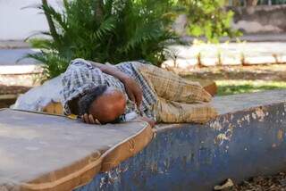 Homem dormindo em pequena praça da Capital, na região do Bairro São Francisco (Foto: Kísie Ainoã/ Arquvo Campo Grande News)