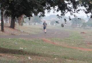 Homem caminha em pista do Parque Ayrton Senna, mas o ar está poluído de fumaça (Foto: Osmar Veiga)