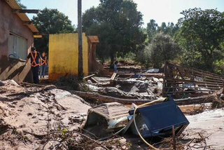 Após passagem violenta da água, sobraram os danos. (Foto: Marcos Maluf)