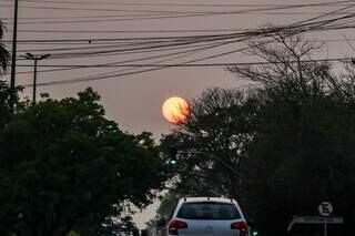 Na manhã desta sexta, Sol com tonalidades vermelha e alaranjada (Foto: Henrique Kawaminami)