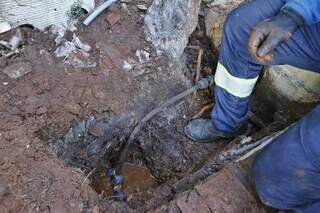 Ligação clandestina de água descoberta em um hotel de Campo Grande, em junho deste ano, ainda sem a ajuda da IA (Foto: Paulo Francis/Arquivo)