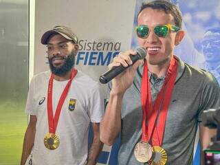 Guilherme e Yeltsin durante a coletiva de imprensa (Foto: Marcos Maluf)